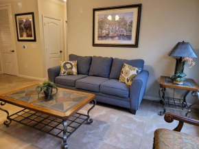 9 miles to Disney, washer dryer, full kitchen, private patio, 2 community pools